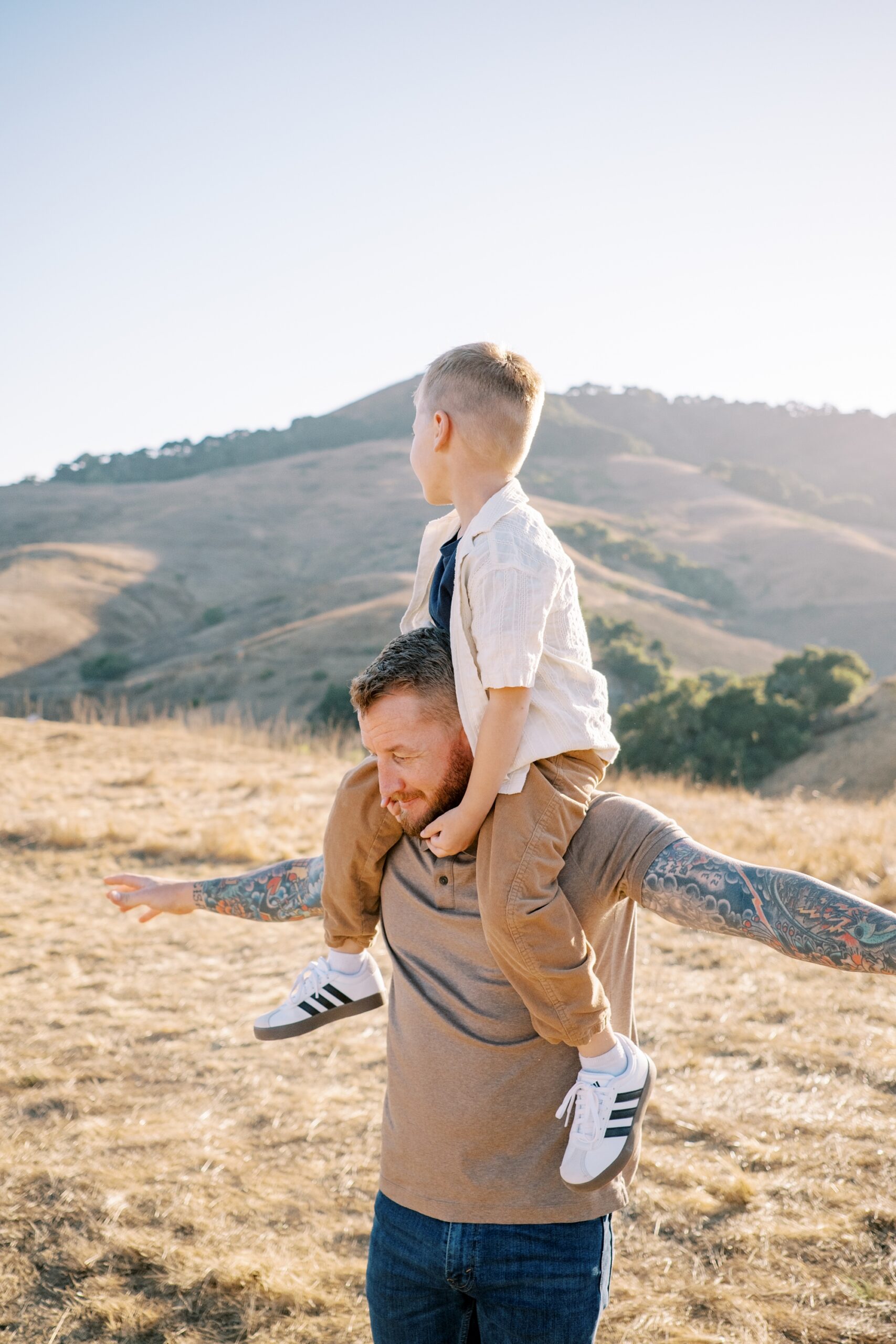 Dad with tattoo sleeves outfit ideas for family sessions in San Luis Obispo at Johnson Ranch Trail by Pismo Beach Family Photographer Austyn Elizabeth Photography